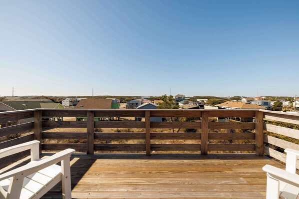Top Level Deck - Spacious KDH Getaway with Heated Pool, Near Beach (Kill Devil Hills)