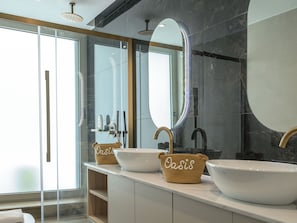 Shower, hair dryer, towels