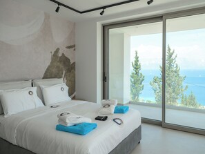 Een strijkplank/strijkijzer, reisbedje, wifi, beddengoed