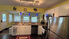 Frigorifero, microonde, forno, piano cottura