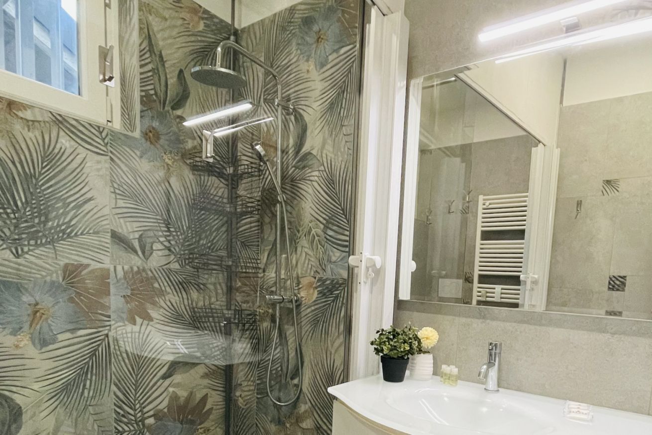 Douche, articles de toilette gratuits, sèche-cheveux, bidet