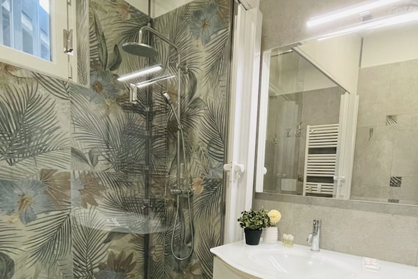 Dusche, kostenlose Toilettenartikel, Haartrockner, Bidet