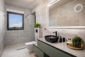 Dusche, Haartrockner, Handtücher
