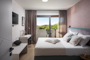 6 chambres, coffres-forts dans les chambres, fer et planche à repasser