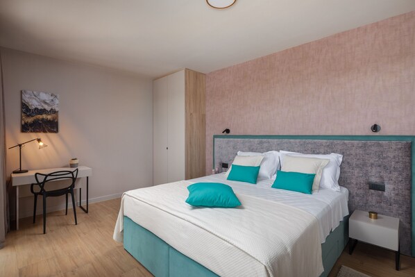 6 bedrooms, free cots/infant beds, bed sheets