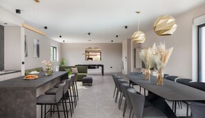 Microwave, dishwasher, coffee/tea maker, high chair