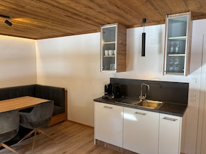 Comfort-Apartment, 2 Schlafzimmer, Bergblick | Wohnbereich