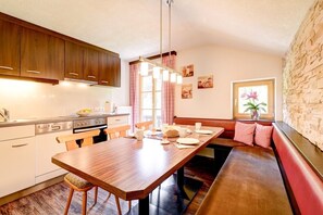 Comfort Apartment, 4 Bedrooms, Balcony, Mountain View | Private kitchen