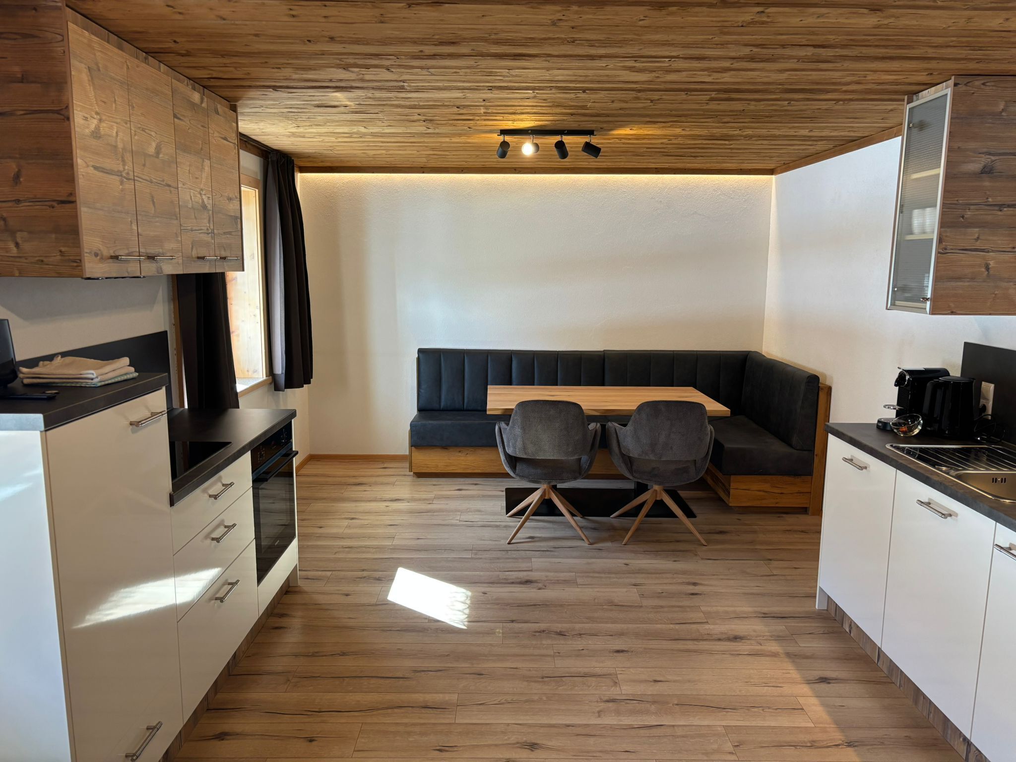 Comfort Apartment, 2 Bedrooms, Mountain View | Living area