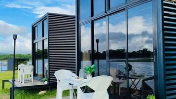 Cabaña de diseñador, 1 cama Queen size y sofá cama, vista al lago, junto al lago | Terraza o patio