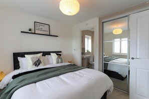 4 makuuhuonetta, silitysrauta/-lauta, Wi-Fi, vuodevaatteet