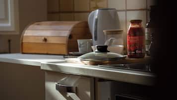 Geladeira, micro-ondas, cooktop, torradeira