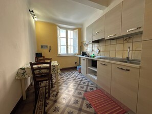 Een koelkast, een microgolfoven, een kookplaat, een broodrooster