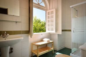 Shower, hair dryer, towels, soap - Vacation home and century-old train station in the Natural Park. (Beirã)