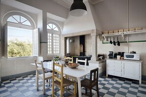 Dining - Vacation home and century-old train station in the Natural Park. (Beirã)