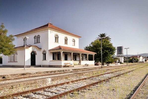 Exterior - Vacation home and century-old train station in the Natural Park. (Beirã)