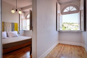 7 bedrooms, WiFi, bed sheets