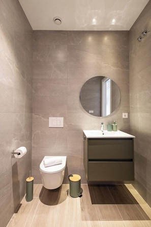Standard Studio | Bathroom