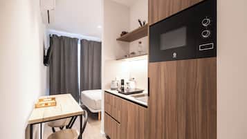 Tabla de planchar con plancha, wifi gratis y ropa de cama