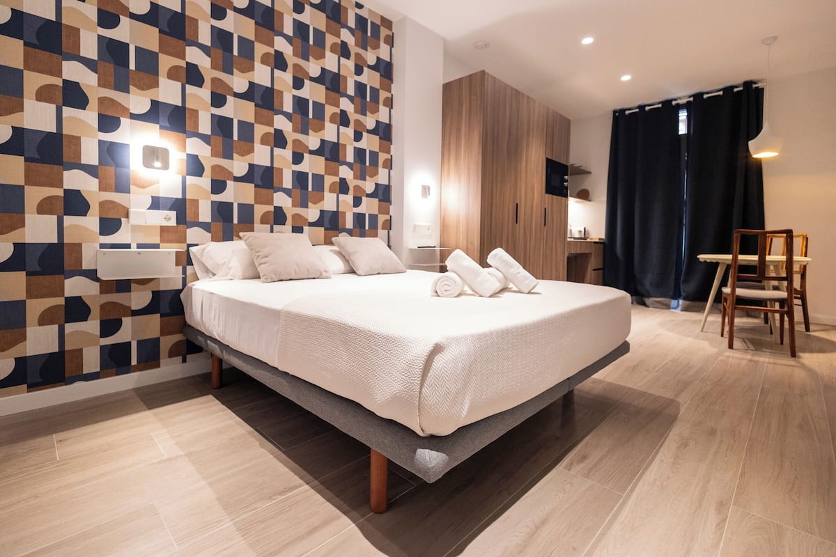 Standard Studio | Iron/ironing board, WiFi (free), bed sheets