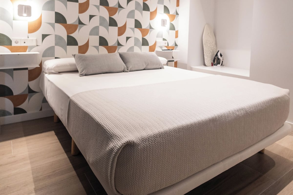 Standard Studio | Iron/ironing board, WiFi (free), bed sheets