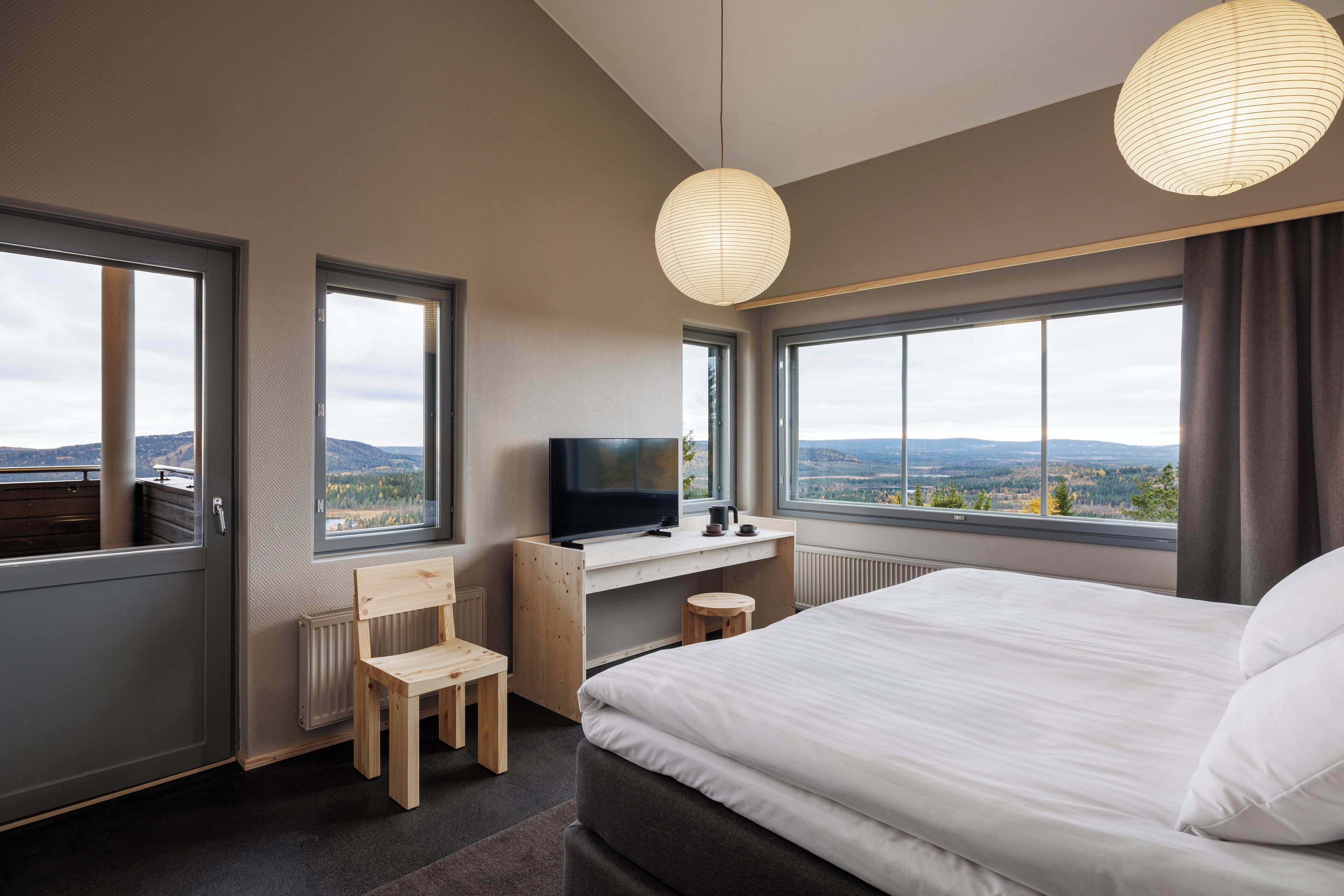 Bureau, espace de travail pour ordinateur portable, Wi-Fi gratuit