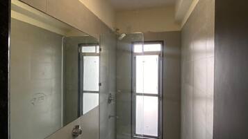 Assecador de cabells, tovalloles, sabó i paper higiènic