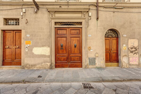Property entrance - Farinata Apartment by Mamo Florence (Florence)