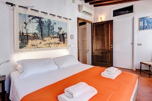 Iron/ironing board, free WiFi - Farinata Apartment by Mamo Florence (Florence)