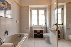 Apartment | Bathroom - Farinata Apartment by Mamo Florence (Florence)