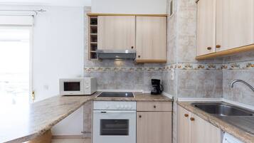 Geladeira, micro-ondas, fogão, cafeteira/chaleira