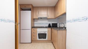 Fridge, microwave, oven, coffee/tea maker