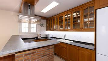 Een koelkast, een magnetron, een oven, een vaatwasser