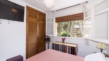 3 slaapkamers, een strijkplank/strijkijzer, gratis wifi, beddengoed