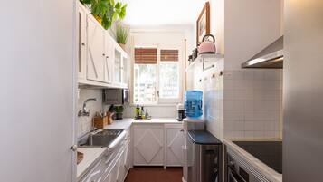 Een koelkast, een magnetron, een oven, een koffiezetapparaat/waterkoker