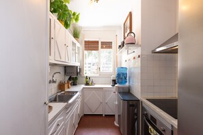 Kühlschrank, Mikrowelle, Ofen, Wasserkocher mit Kaffee-/Teezubehör