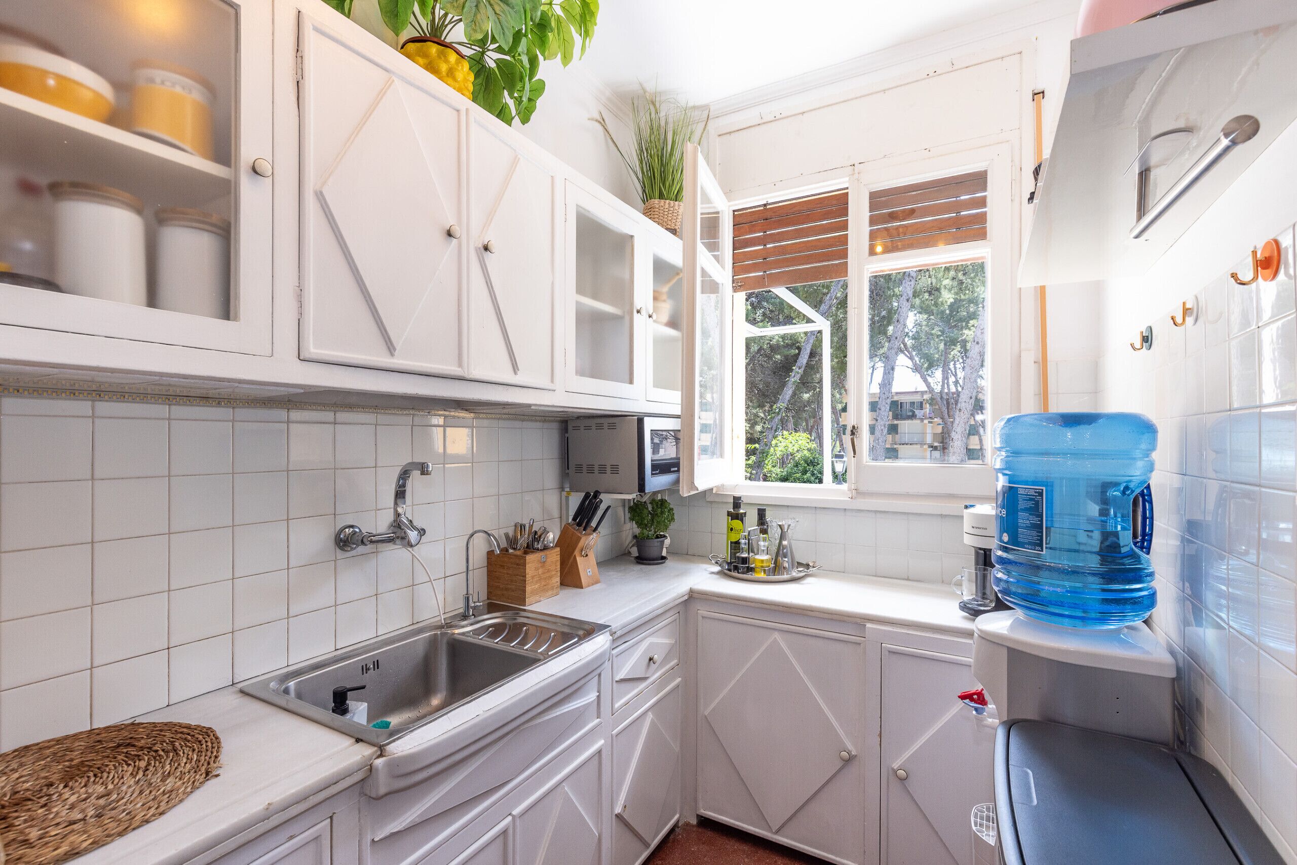 Een koelkast, een microgolfoven, een oven