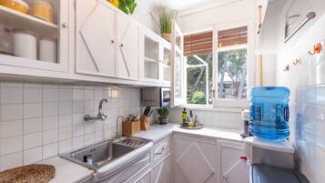 Een koelkast, een microgolfoven, een oven