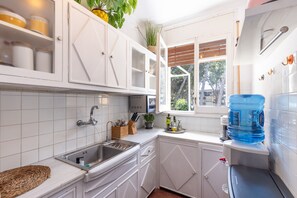 Kühlschrank, Mikrowelle, Ofen, Wasserkocher mit Kaffee-/Teezubehör