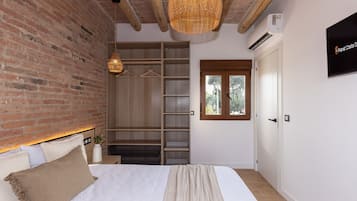 8 bedrooms, iron/ironing board, free WiFi, bed sheets
