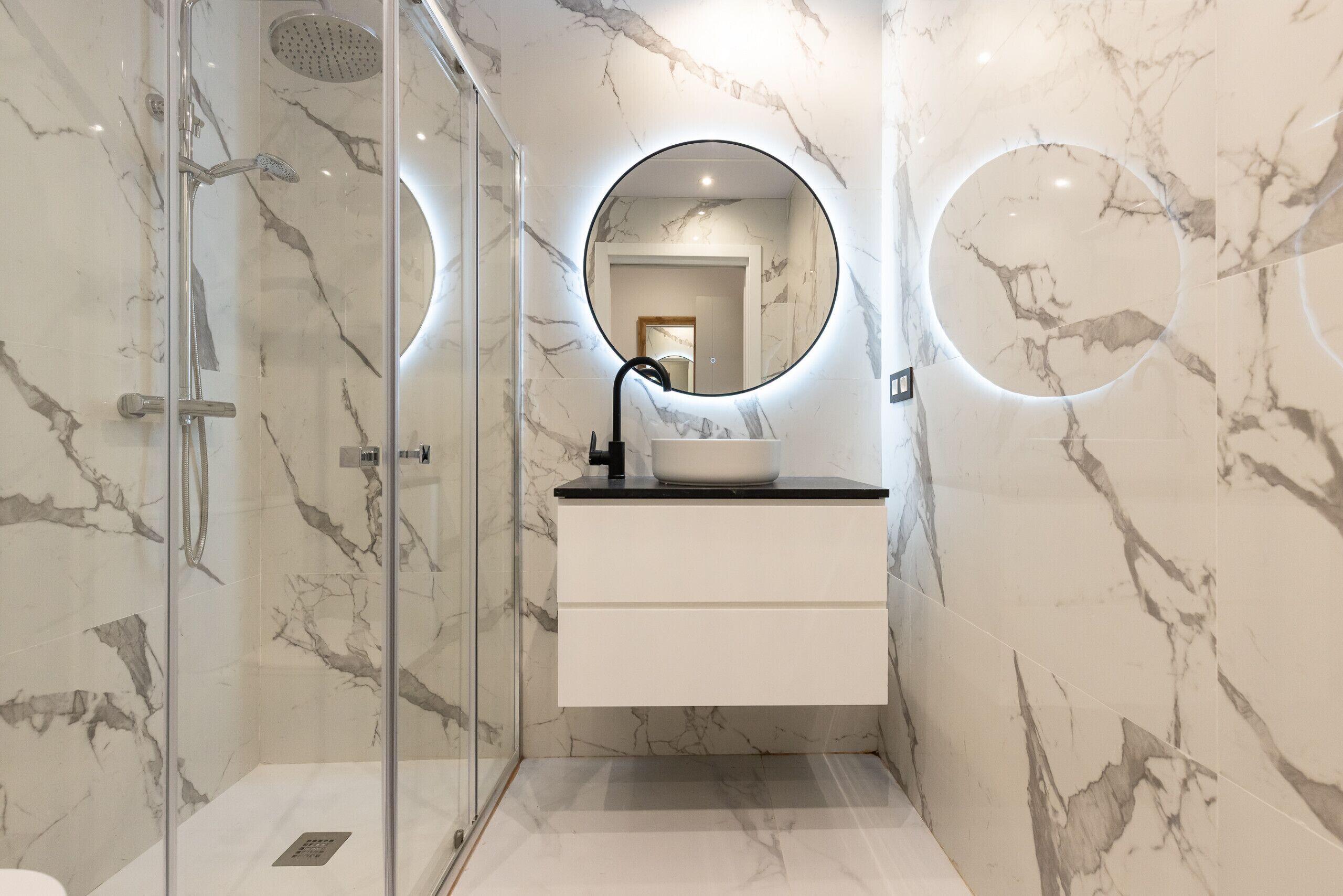 Een douche, handdoeken