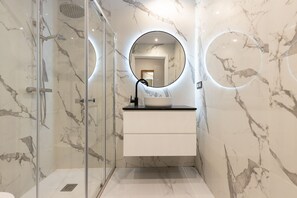 Een douche, handdoeken