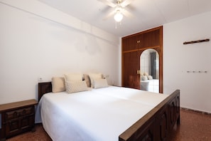 1 habitación, tabla de planchar con plancha, wifi gratis y ropa de cama 