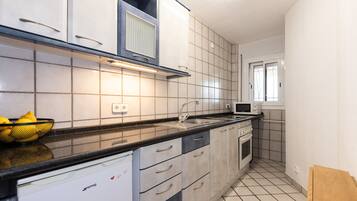 Refrigerador, microondas, cafetera y tetera y utensilios de cocina