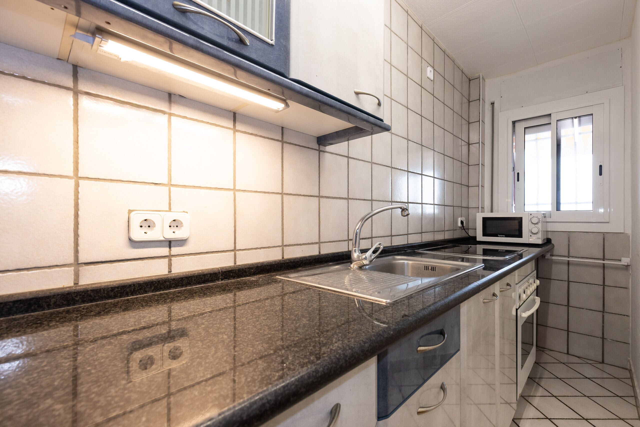 Kühlschrank, Mikrowelle, Wasserkocher mit Kaffee-/Teezubehör