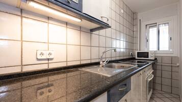 Kühlschrank, Mikrowelle, Wasserkocher mit Kaffee-/Teezubehör