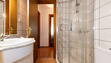 Een douche, handdoeken