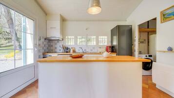 Een koelkast, een microgolfoven, een vaatwasser