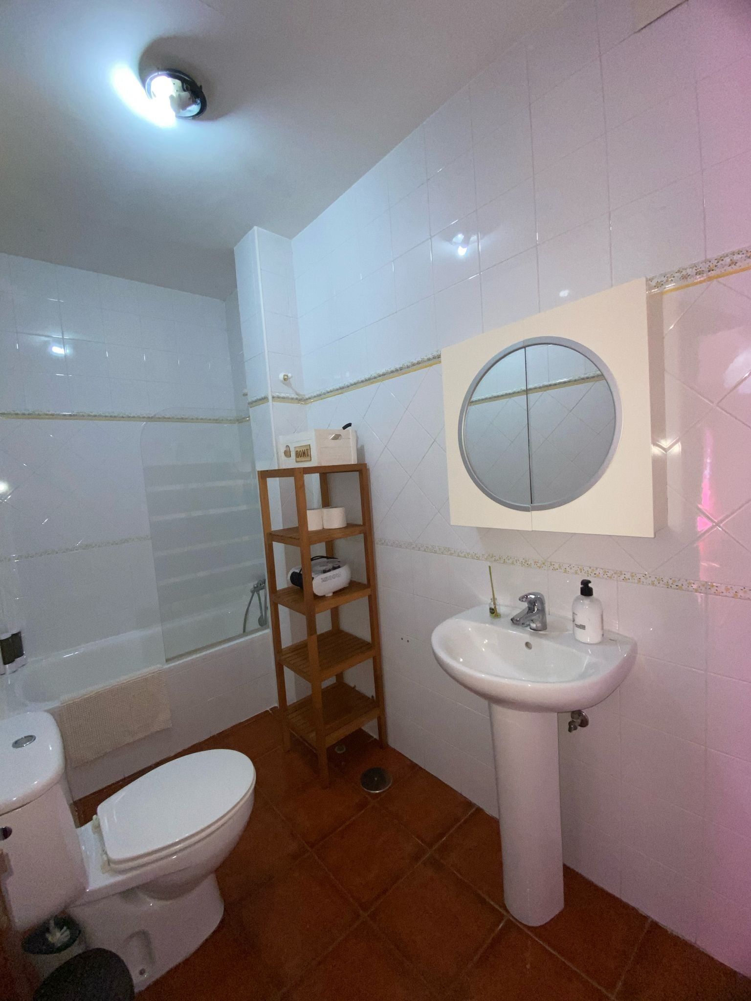 Een haardroger, handdoeken, zeep, toiletpapier