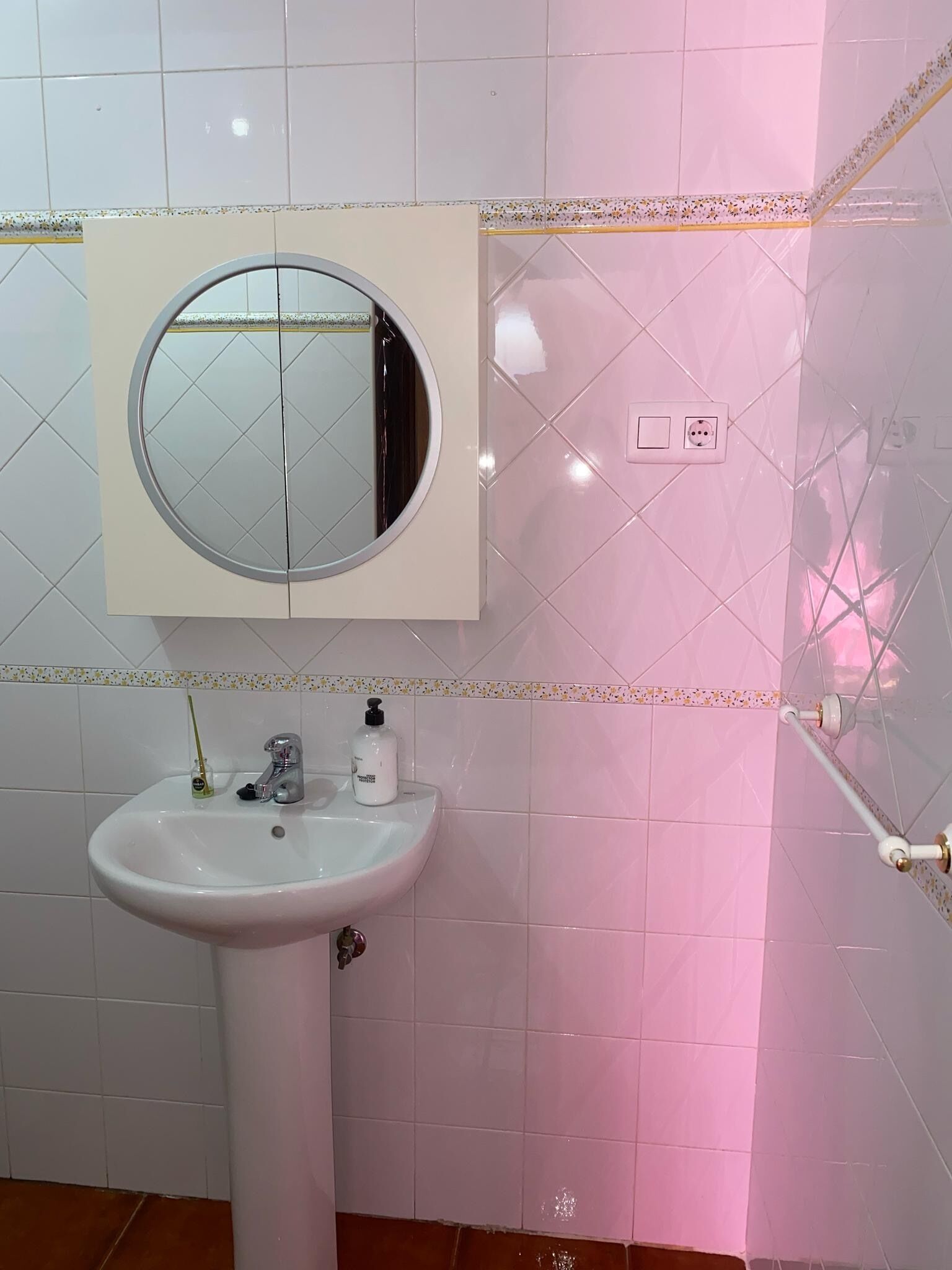 Hiustenkuivaaja, pyyhkeet, saippua, vessapaperi